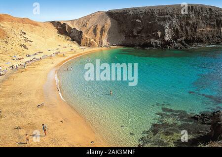 Vista della baia di Playa de Papagayo sull'isola spagnola di Lanzarote. Le spiagge e le baie vicino a Playa Blanca sono molto popolari. Lanzarote è Foto Stock