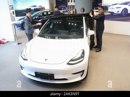 Shanghai. 22 Novembre, 2019. File foto scattata il 9 novembre 22, 2019 mostra una Cina-prodotto Modello 3 berlina a una Tesla Centro esperienze nell est della Cina di Shanghai. Stati Uniti casa costruttrice elettrico Tesla ha lanciato ufficialmente la sua Cina-modello made Y programma nella sua Shanghai gigafactory Martedì, un anno dopo che la società ha rotto la massa sul suo primo impianto d'oltremare. Il primo lotto di prodotti in Cina il modello 3 berline fu consegnato anche al suo non-dipendente i clienti a una cerimonia di apertura per il programma. Credito: Ding Ting/Xinhua/Alamy Live News Foto Stock