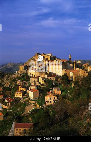 Vista pittoresca su una collina si trova il villaggio di montagna Speloncato nel territorio della Balagne. Speloncato è detto di essere il più bel vil Foto Stock