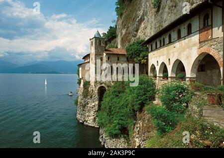 Un pellegrinaggio alla chiesa di Santa Caterina del Sasso è situato direttamente presso il ripido fronte lago di Lago Maggiore vicino al Reno. Nel XIII secolo l'eremita una Foto Stock