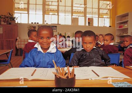 La scuola primaria di routine in Plettenberg Bay presso la Western Cape. Scolari siedono ai loro tavoli nella scuola primaria nel quartiere Harkerville. (Senza data Foto Stock