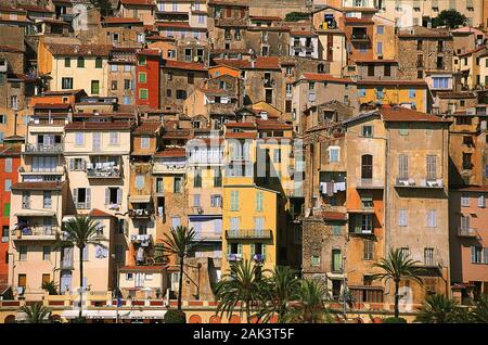 Vista del le variopinte facciate delle case nella città vecchia di Mentone a Cote d'Azur. Le case si trovano chiuso all'altra. Fino al 1860 la Foto Stock