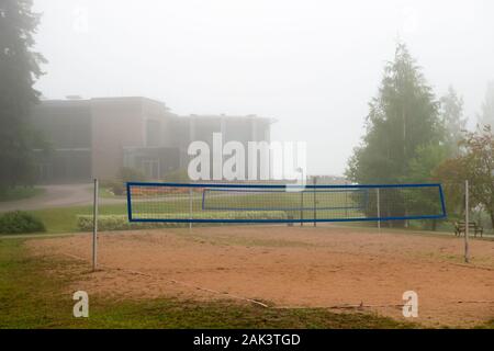 Sport campo da pallavolo su un inizio mattinata nebbiosa. Foto Stock