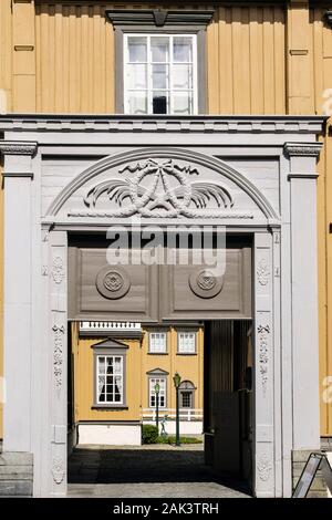 Ingresso laterale a gateway Stiftsgarden Palace Royal Residence a Trondheim, Sør-Trøndelag, Norvegia, Scandinavia, Europa Foto Stock