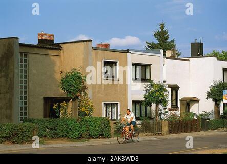 Questa foto mostra un guardare il Gropius abitazione nel quartiere Törten a Dessau, Germania. Il trecento e quattordici bungalow a due piani Foto Stock