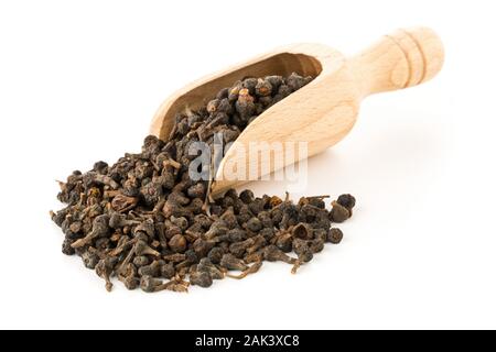 Cumulo di materie, essiccato cannella dei boccioli spice in scoop di legno su sfondo bianco Foto Stock