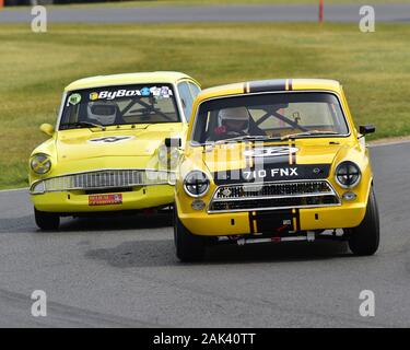 Richard Belcher, Ford Cortina Lotus, Bob Bullen, Ford Anglia 105E, Storico Touring Cars, HSCC, Storico Sports Car Club, Snetterton, giugno 2019, circuiti Foto Stock