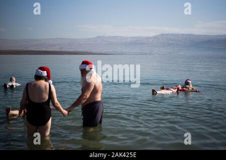 Neve Midbar, Territori palestinesi. 07Th gen, 2020. Persone vestite come Santa Claus galleggiare nel Mar Morto. 50 Santa le clausole da Europa e Stati visitati Staates Israele e Palestina su una quattro giorni di viaggio. Credito: Ilia Yefimovich/dpa/Alamy Live News Foto Stock