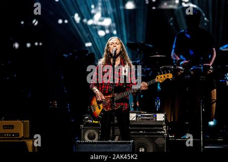 Copenhagen, Danimarca. 10th, Giugno 2019. La American rock band The Eagles esegue un concerto dal vivo presso il Royal Arena di Copenaghen. Qui il cantante e musicista Timothy B. Schmit è visto dal vivo sul palco. (Photo credit: Gonzales foto - Lasse Lagoni). Foto Stock