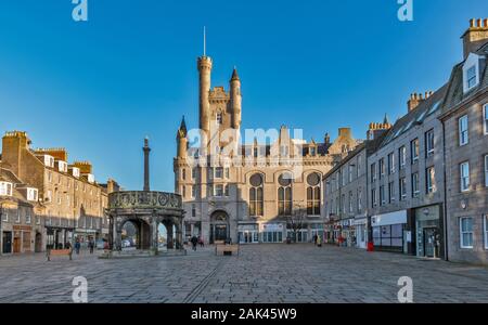 La città di Aberdeen Scotland CASTLEGATE E IL mercat o mercato croce con l'Esercito della salvezza cittadella torre dietro Foto Stock