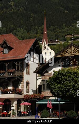 Häuser und Pfarrkirche in Oetz, Tirol | Utilizzo di tutto il mondo Foto Stock