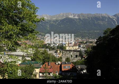 Innsbruck, Blick auf die Stadt vom Bergisel, im Hg. das Karwendelgebirge, Tirol | Utilizzo di tutto il mondo Foto Stock