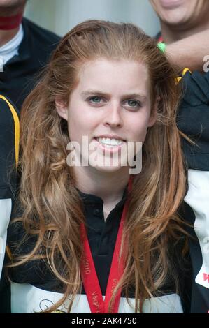 La duchessa di York e il principe Andréj celebrare come la loro figlia principessa Beatrice completa la maratona di Londra nel 2010. Foto Stock