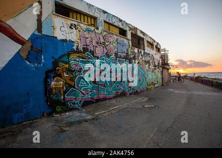 I graffiti sulla parete del deserto e trascurato delfinario di edificio in Tel Aviv, Israele. Questo edificio fu demolito nel 2019 Foto Stock