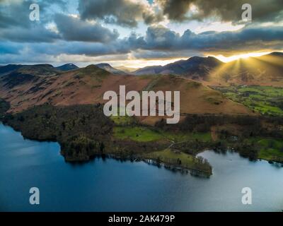 Tramonto sulle colline di CatBells, Lago Derwent, Cumbria, Parco Nazionale del Distretto dei Laghi, Inghilterra, Regno Unito. Foto Stock