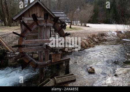 Acqua congelata ruota del mulino in inverno Foto Stock