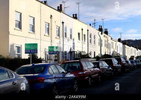 Le proprietà in Bath Road, Suffolks e Leckhampton aree di Cheltenham, Gloucestershire, UK. - 4 gennaio 2020 foto da Andrew Higgins/mille W Foto Stock