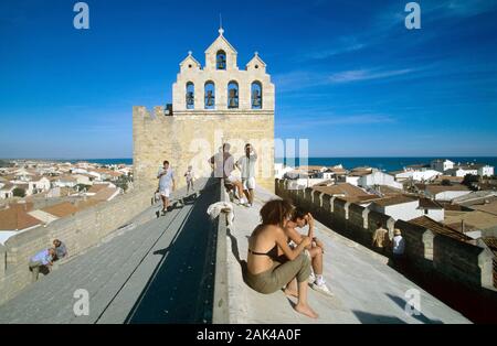 Francia: Camargue - Vista dal tetto della chiesa in Les Ste-Maries-de-la-Mer | Utilizzo di tutto il mondo Foto Stock