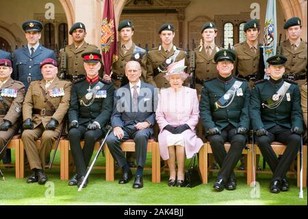 Della Regina e del Duca di Edimburgo frequentando Eton College in Berkshire per contrassegnare il centocinquantesimo anniversario della Eton College combinati cadet vigore nel 2010. Foto Stock