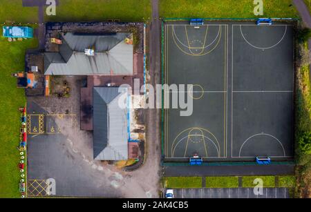 Vista aerea di un parco giochi per bambini con una palla da basket e calcetto accanto a ogni altra ripresa dall'alto guardando dritto verso il basso Foto Stock