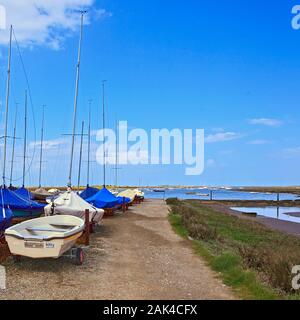 Barche sulla spiaggia a Brancaster Staithe sulla costa di Norfolk, Regno Unito Foto Stock