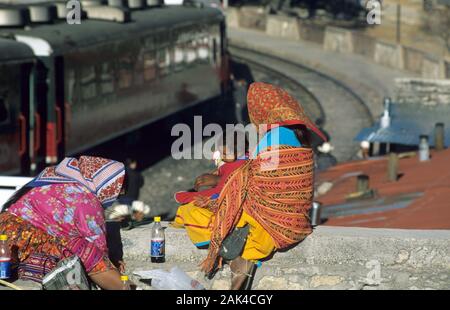 Messico: Tarahumara donne presso la stazione ferroviaria di Divisadero Barrancas | Utilizzo di tutto il mondo Foto Stock