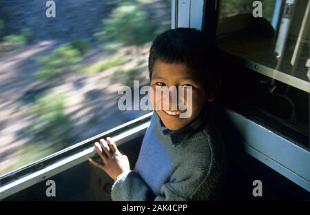 Messico: piccolo ragazzo che viaggiano con il 'Chepe", il Ferrocarril Chihuahua al Pacifico | Utilizzo di tutto il mondo Foto Stock