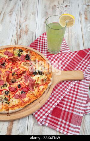 Pizza mista; pizza olive, i funghi, il pomodoro, formaggio e salsa di più. vista dall'alto. cibo sfondo. copia spazio per testo e caratteri. Foto Stock