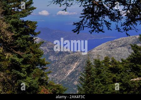 Vista panoramica sulla costa e sul mare dall'Enos (Ainos) montagna sull'isola greca di Cefalonia, Mar Ionio, Grecia Foto Stock