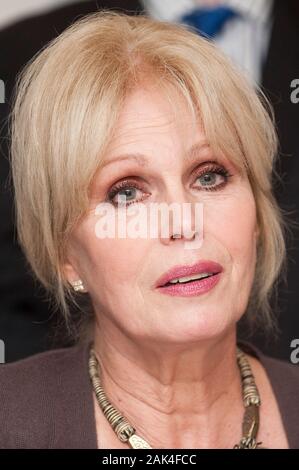 Joanna Lumley intervenendo a una conferenza stampa affermando che Gurkha sostenitori erano stati vittime di calunnie e menzogne, dopo un ministro della difesa pubblicamente scusato per attaccare il suo oltre il modo in cui ha condotto il successo della campagna per consentire a tutti i veterani Nepalese dell'esercito britannico il diritto di stabilirsi nel Regno Unito. Foto Stock