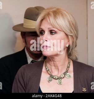 Joanna Lumley intervenendo a una conferenza stampa affermando che Gurkha sostenitori erano stati vittime di calunnie e menzogne, dopo un ministro della difesa pubblicamente scusato per attaccare il suo oltre il modo in cui ha condotto il successo della campagna per consentire a tutti i veterani Nepalese dell'esercito britannico il diritto di stabilirsi nel Regno Unito. Foto Stock