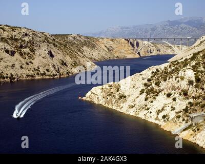 Brücke bei Maslenica mit Paclenica-Gebirgszug im Hintergrund, Drehort der Winnetou-Verfilmungen, Kroatien | Utilizzo di tutto il mondo Foto Stock