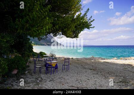 Costa mediterranea e il mare come si vede dall'isola greca di Cefalonia, Mar Ionio, Grecia Foto Stock