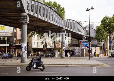 Vespa-Fahrer an der stazione metro Jaurès am Kanal San Martin, Parigi, Frankreich | Utilizzo di tutto il mondo Foto Stock