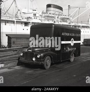 1950, storico, parcheggiato ai banchine da un vascello a vapore, un furgone di consegna di Arthur H. Cox & Co di Brighton, Inghilterra, Regno Unito. Un'azienda di produzione e forniture mediche leader in questa era. Foto Stock