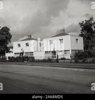 Londra,1960s. Due di nuova costruzione moderna di forma quadrata case con un 'clapperboard' o in parte in legno copertura weatherboard, Londra, Inghilterra, Regno Unito. Foto Stock