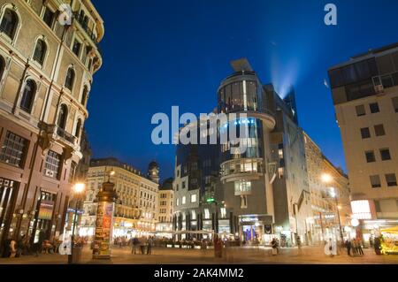 Stephansplatz und Haashaus bei Nacht, Wien Österreich | Utilizzo di tutto il mondo Foto Stock