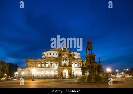 Theaterplatz mit Semperoper und König-Johann-Denkmal, am Abend, Dresda | Utilizzo di tutto il mondo Foto Stock