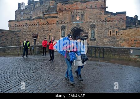 Edimburgo, Scozia, Regno Unito. Il 7 gennaio 2020. Il Castello di Edimburgo chiuso per il giorno alle 11.30 a causa di un avviso in giallo per estremamente alta venti. Vento SSW 50km/h il potenziale delle raffiche di 87 km/h. Queste due signore argentino con i loro mantelli scozzese ondeggianti sono rimasti delusi di essere allontanati. Foto Stock