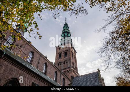 Nikolaj chiesa edificio, esterno in mattoni, facciata & tower, Copenhagen, Danimarca. Edificio storico ospita ora il Copenaghen Centro di Arte Contemporanea, Foto Stock