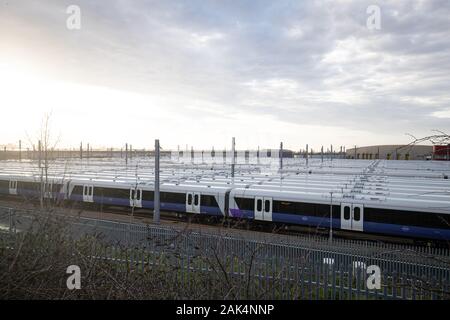 Treni Crossrail attendere per il completamento della linea di Elizabeth presso un magazzino alla Vecchia Quercia comune, nella zona ovest di Londra. Foto Stock