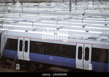 Treni Crossrail attendere per il completamento della linea di Elizabeth presso un magazzino alla Vecchia Quercia comune, nella zona ovest di Londra. Foto Stock