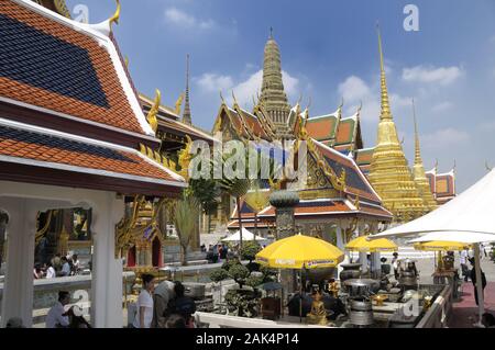 Bangkok: Besucher im Wat Phra Kaeo ("Tempel des Smaragd-Buddha'), Tailandia | Utilizzo di tutto il mondo Foto Stock