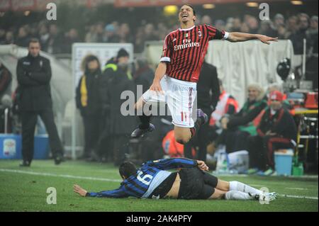 Milano, 15 gennaio 2012, 'G.ALLO STADIO MEAZZA SAN SIRO ' Stadium, gravi campionato di calcio un 2011/2012, AC Milan - FC Inter:Zlatan Ibrahimovic e Lucio in azione durante la partita Foto Stock