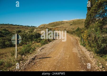 Deserto di strada sterrata che passa attraverso la pianura rurale chiamato Pampa vicino Cambara do Sul. Una città con una naturale Attrazioni turistiche nel sud del Brasile. Foto Stock