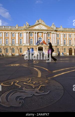 Il Rathaus Donjon du Capitole am Place de la Capitole di Tolosa, im Boden eingelassen das Bronzekreuz des Languedoc, Südfrankreich | Utilizzo di tutto il mondo Foto Stock