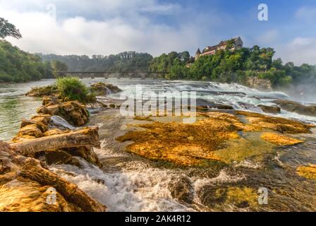 Cascate del Reno vicino a Shaffhausen per giorno, Svizzera Foto Stock