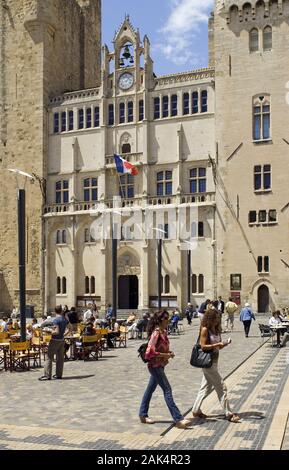 Narbonne: Strassencafé am Place de l'Hôtel de Ville mit dem Gebäudekomplex Palais des Archevêques, Südfrankreich | Utilizzo di tutto il mondo Foto Stock