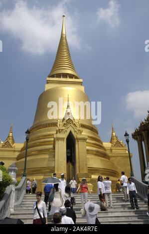 Bangkok - Wat Phra Kaeo (Tempel des Smaragd-Buddha) enthält den vergoldeten Chedi Phra Si Rattana (Reliquienschrein), Tailandia | Utilizzo di tutto il mondo Foto Stock