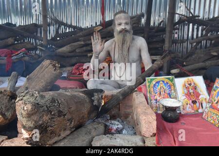 Kolkata, India. 07Th gen, 2020. Sadhus e pellegrini sono visti al Gangasagar Mela camp di transito sul loro modo per l'annuale festival indù al Sagar isola per prendere un tuffo ci alla confluenza del fiume Gange e Baia del Bengala, sulla prossima occasione del Makar Sankranti sulla metà di gennaio. (Foto di Biswarup Ganguly/Pacific Stampa) Credito: Pacific Press Agency/Alamy Live News Foto Stock